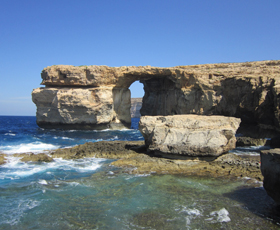 La fenêtre azurée, une arche naturelle en mer à Dwejra, Île de Gozo