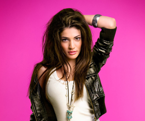 Ivi Adamou