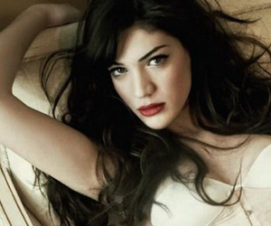 Ivi Adamou