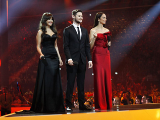 Leyla Əliyeva, Nərgiz Birk-Petersen et Eldar Qasımov Présentateurs Eurovision 2012
