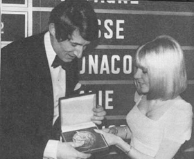 Udo J&uuml;rgens re&ccedil;oit son prix des mains de France Gall