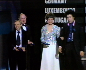 Joe Gracy et Jean-Paul Cara auteur et compositeur (France) avec la présentatrice et le Président de la BBC