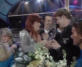 Linda Martin partage son prix avec Johnny Logan