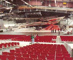 La construction du décor au Green Glens Arena
