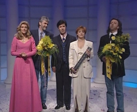 Paul Harrington et Charlie Mac Gettigan &agrave; la remise de leur prix avec les pr&eacute;sentateurs et Niamh Kavanagh