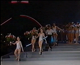 Les jeunes élèves du Conservatoire de la Danse présentent des fleurs au gagnant