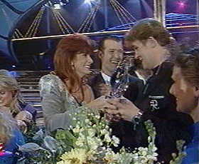 Linda Martin et Johnny Logan recevant leurs prix